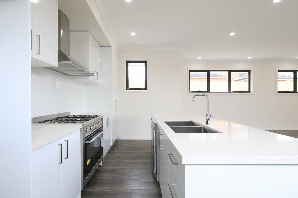 Transitional kitchen in Melbourne.