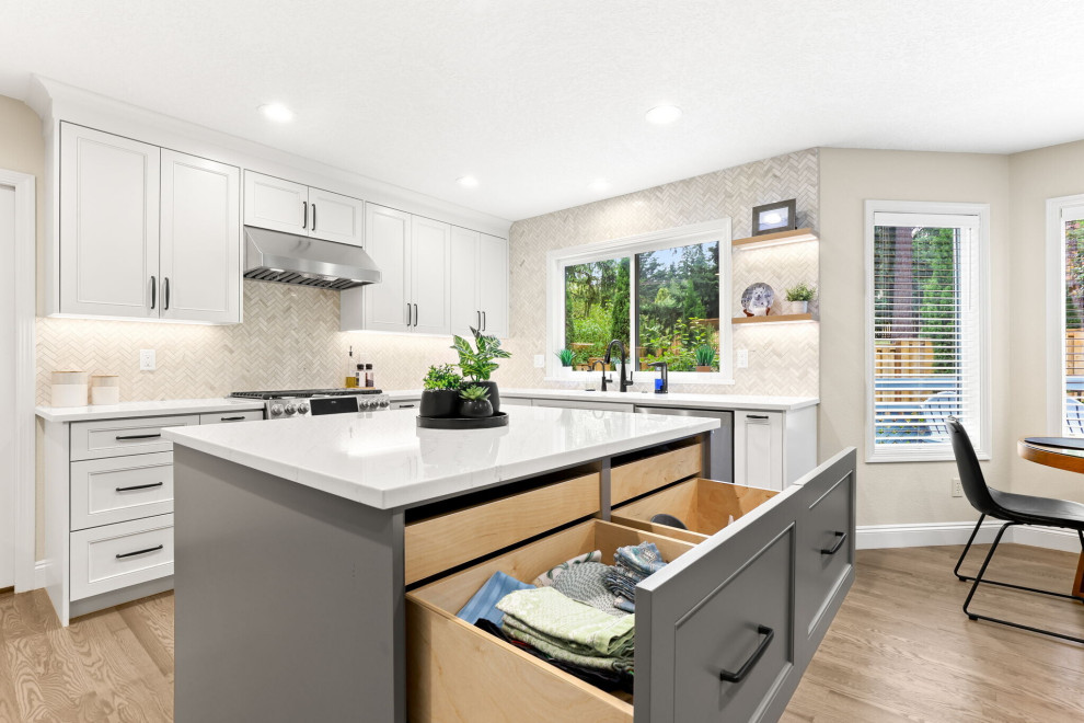 Kitchen - transitional kitchen idea in Portland