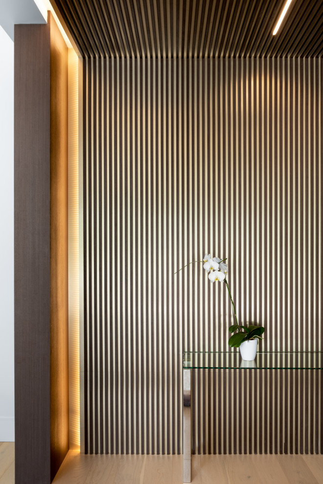 バンクーバーにある高級な広いコンテンポラリースタイルのおしゃれな玄関ロビー (白い壁、無垢フローリング、板張り天井、板張り壁) の写真
