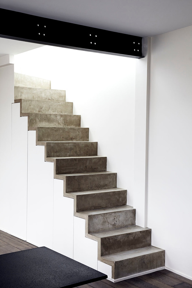 Inspiration for a contemporary staircase in Paris.