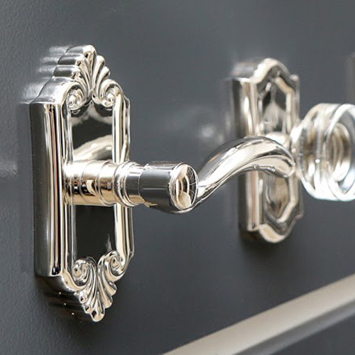 Example of a transitional entryway design in Toronto