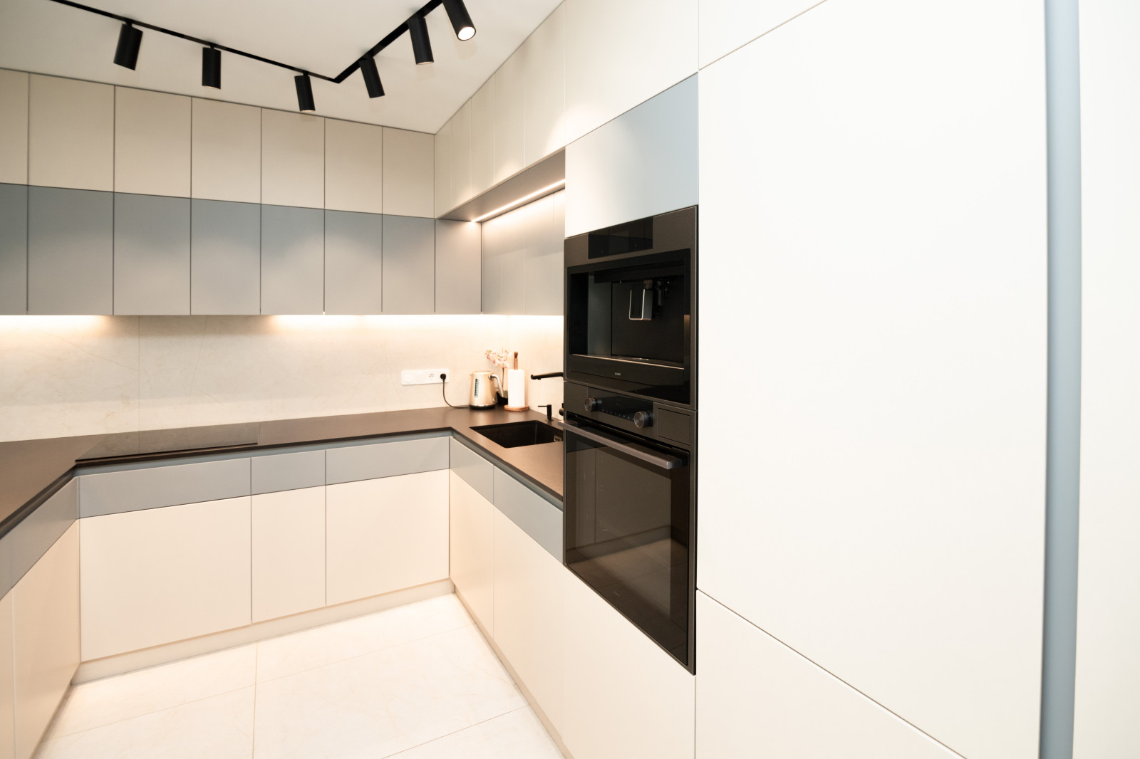 Современная кухня-гостиная с необычной барной стойкой и ТВ-зоной