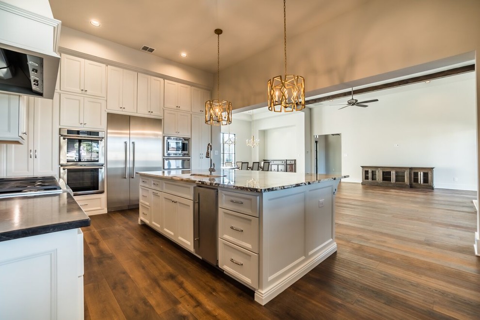 Transitional kitchen photo in Austin