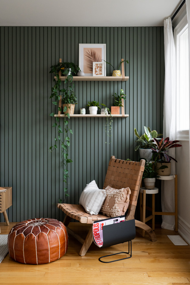 Inspiration pour une chambre mansardée ou avec mezzanine vintage de taille moyenne avec un mur vert, parquet clair, un sol jaune et du lambris.