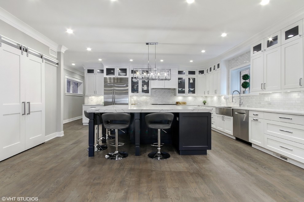 Kitchen - transitional kitchen idea in Chicago