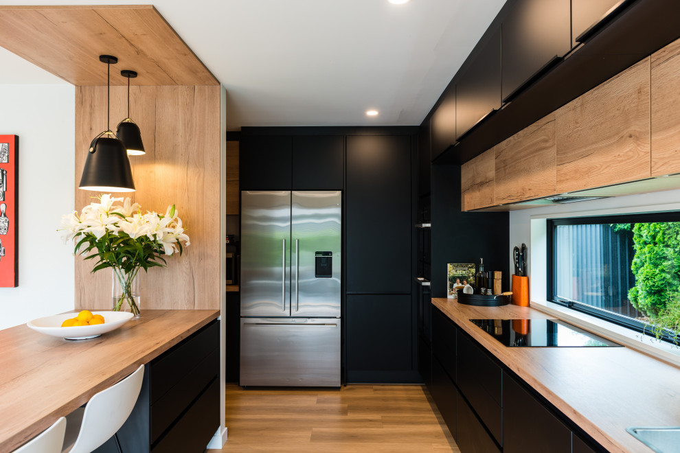 Stunning Black and Wood-Look entertainers kitchen