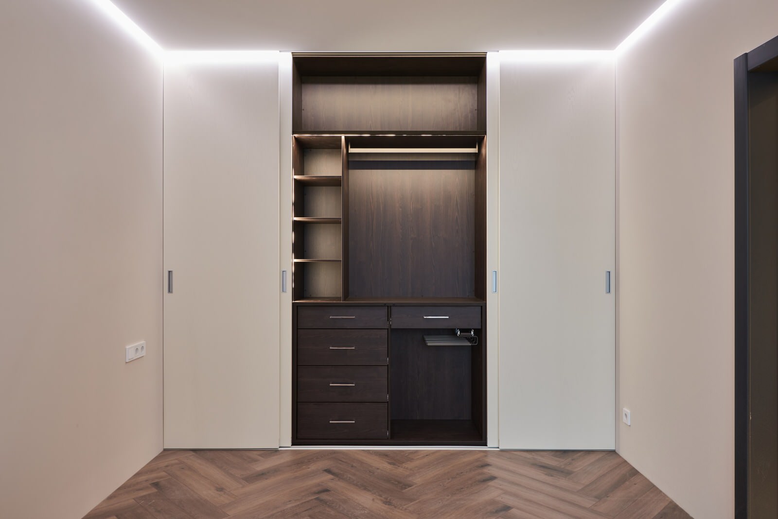 Шкаф на в квартире на Среднерогатской