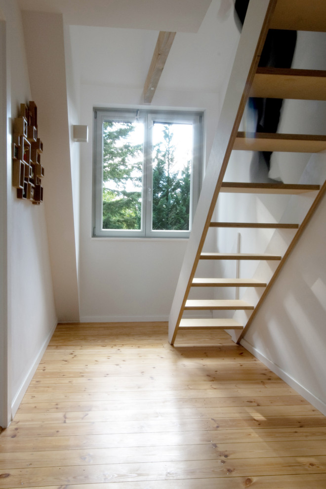 Cette photo montre un escalier droit scandinave avec des marches en bois.