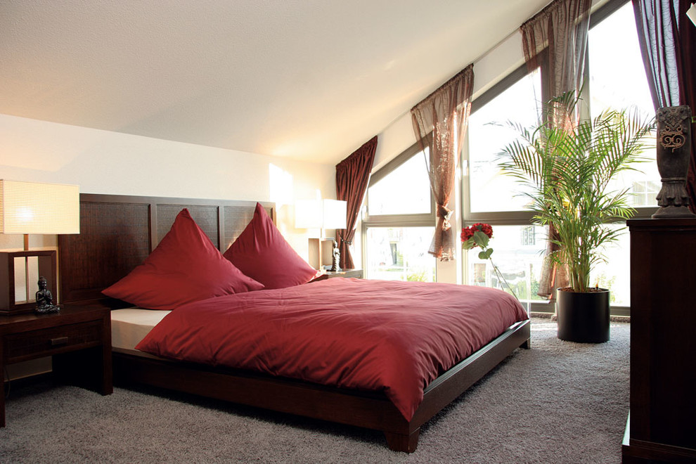 Mediterranes Hauptschlafzimmer mit weißer Wandfarbe, Teppichboden und grauem Boden in Sonstige