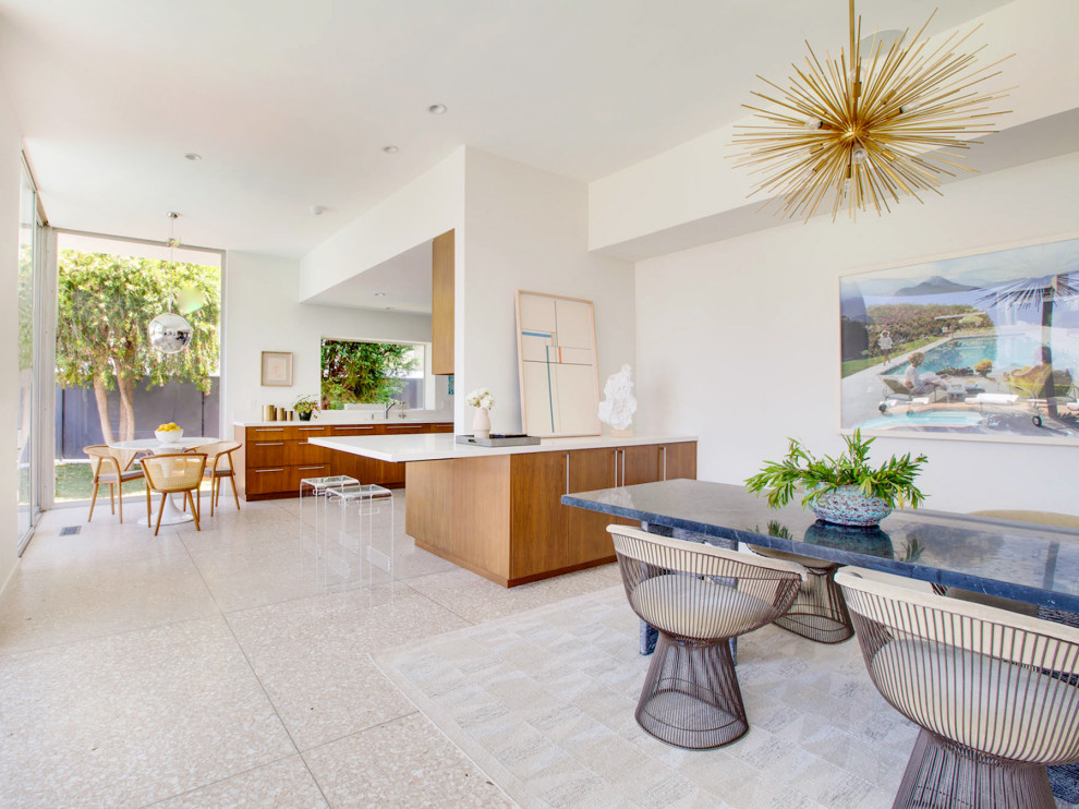 Esempio di una sala da pranzo aperta verso la cucina minimalista di medie dimensioni con pareti bianche e pavimento beige