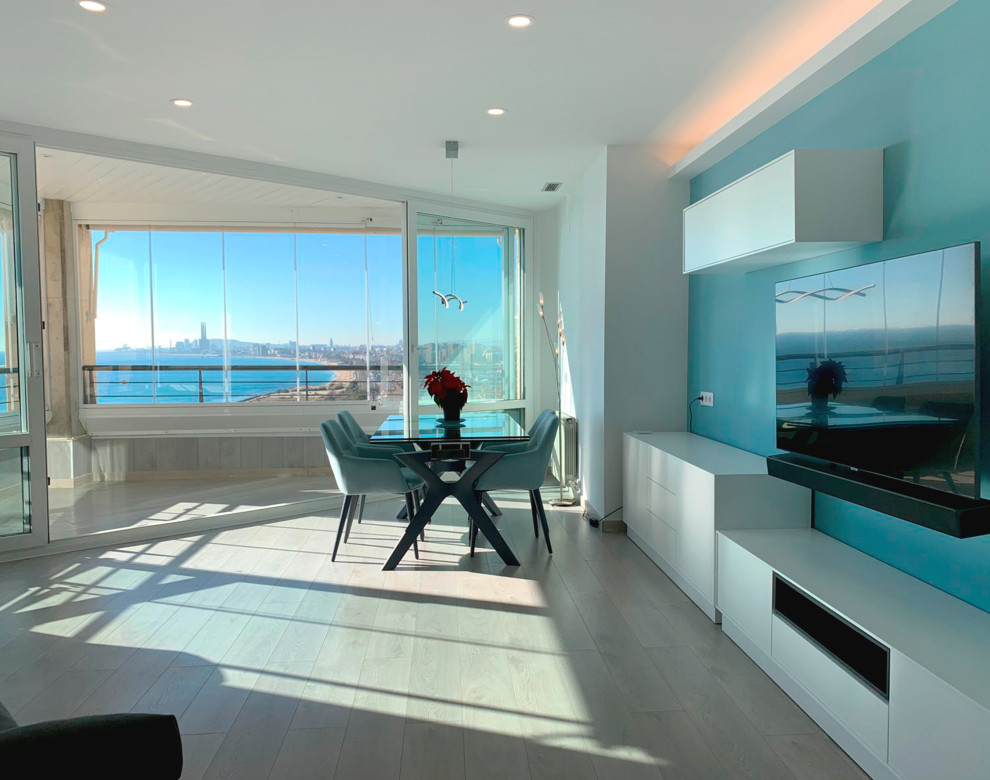 Идея дизайна: гостиная-столовая среднего размера в средиземноморском стиле с синими стенами, светлым паркетным полом, бежевым полом и многоуровневым потолком