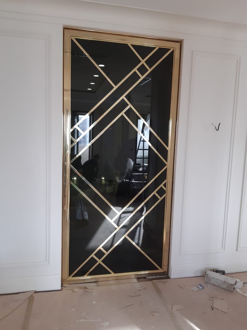 Дверь из латуни и тонированного стекла