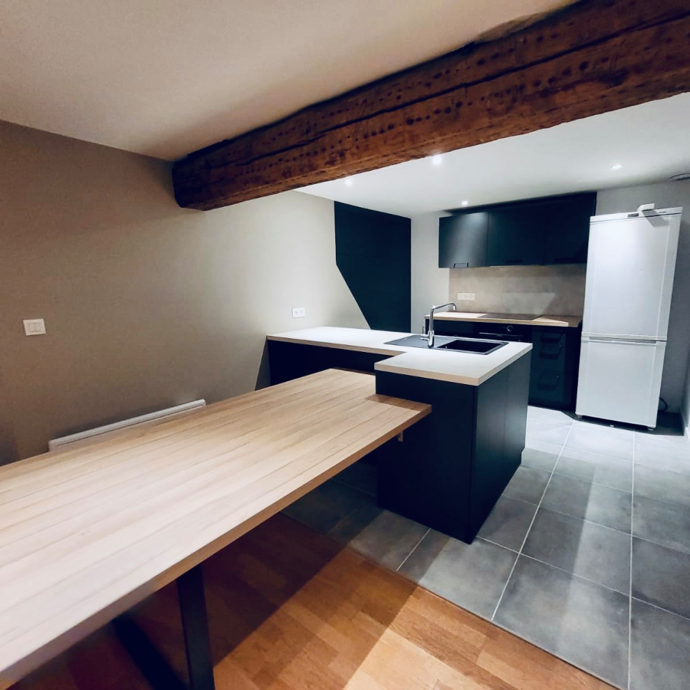 Свежая идея для дизайна: маленькая прямая кухня-гостиная в стиле лофт с черными фасадами и островом для на участке и в саду - отличное фото интерьера