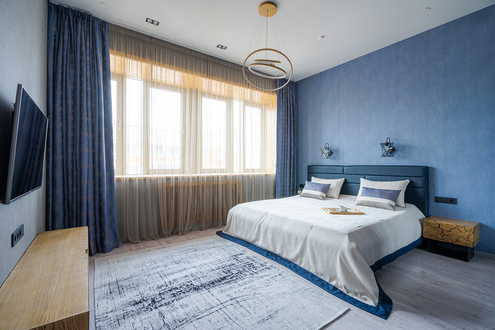 Inspiration for a mid-sized contemporary master bedroom in Moscow with blue walls, laminate floors and grey floor.