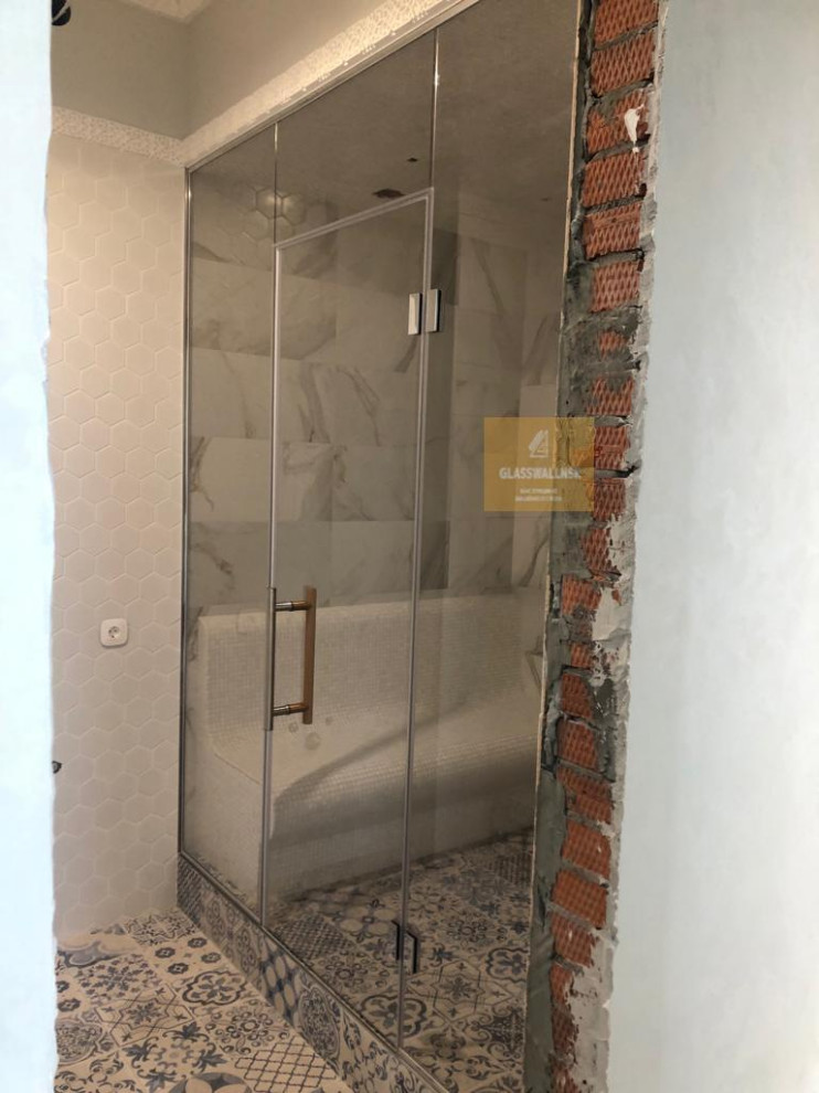 Цельностеклянная перегородка для хамама