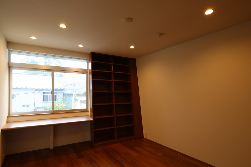 Modelo de dormitorio principal minimalista de tamaño medio sin chimenea con paredes blancas, tatami, marco de chimenea de yeso y suelo beige