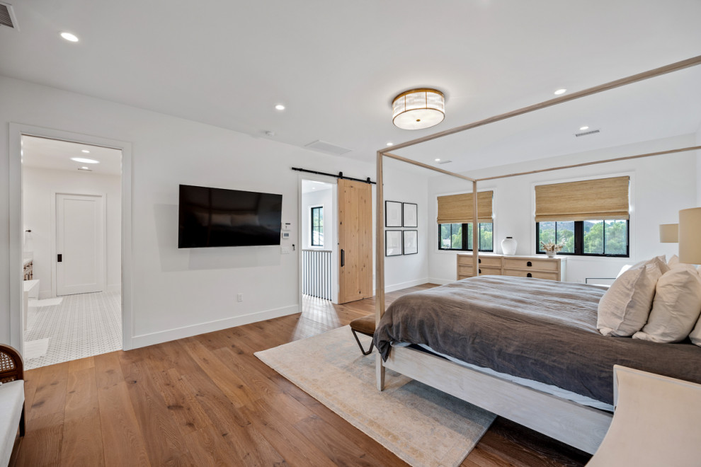 Diseño de dormitorio principal campestre extra grande con paredes blancas, suelo de madera clara y suelo beige
