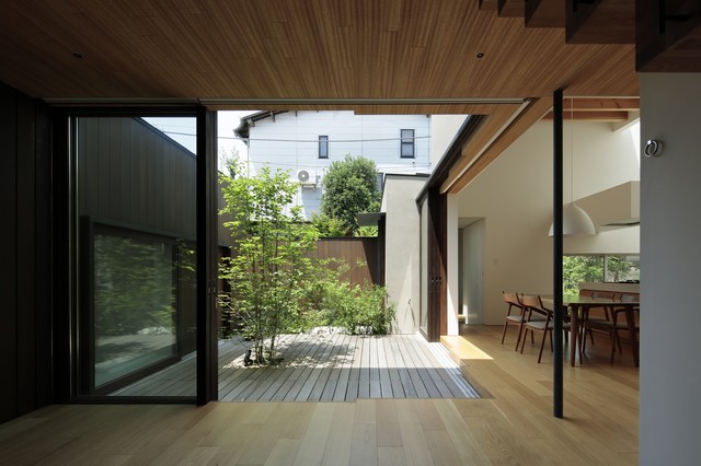 祖師谷の家 asiatico-terraza-y-balcon