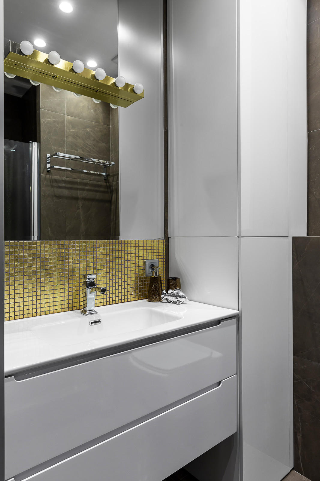 Рабочий кабинет с гостевым санузлом. Современный стиль и классика.