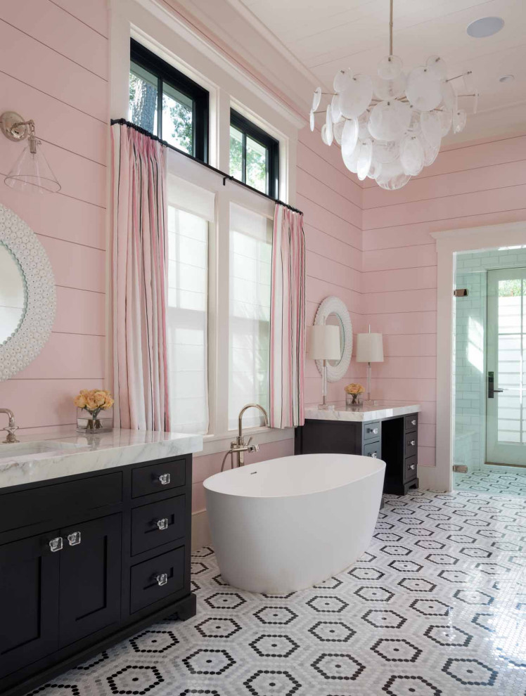 На фото: главная ванная комната в стиле кантри с фасадами в стиле шейкер, черными фасадами, отдельно стоящей ванной, душем в нише, розовыми стенами, врезной раковиной, мраморной столешницей, душем с распашными дверями, тумбой под две раковины, напольной тумбой, деревянным потолком, стенами из вагонки, белой плиткой, плиткой кабанчик, полом из мозаичной плитки, разноцветным полом и разноцветной столешницей с