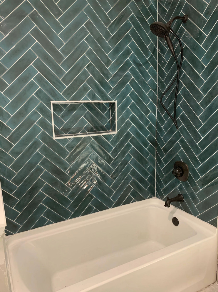 Diseño de cuarto de baño moderno de tamaño medio con combinación de ducha y bañera, baldosas y/o azulejos verdes, paredes verdes, suelo laminado, aseo y ducha, suelo blanco, ducha con cortina y hornacina