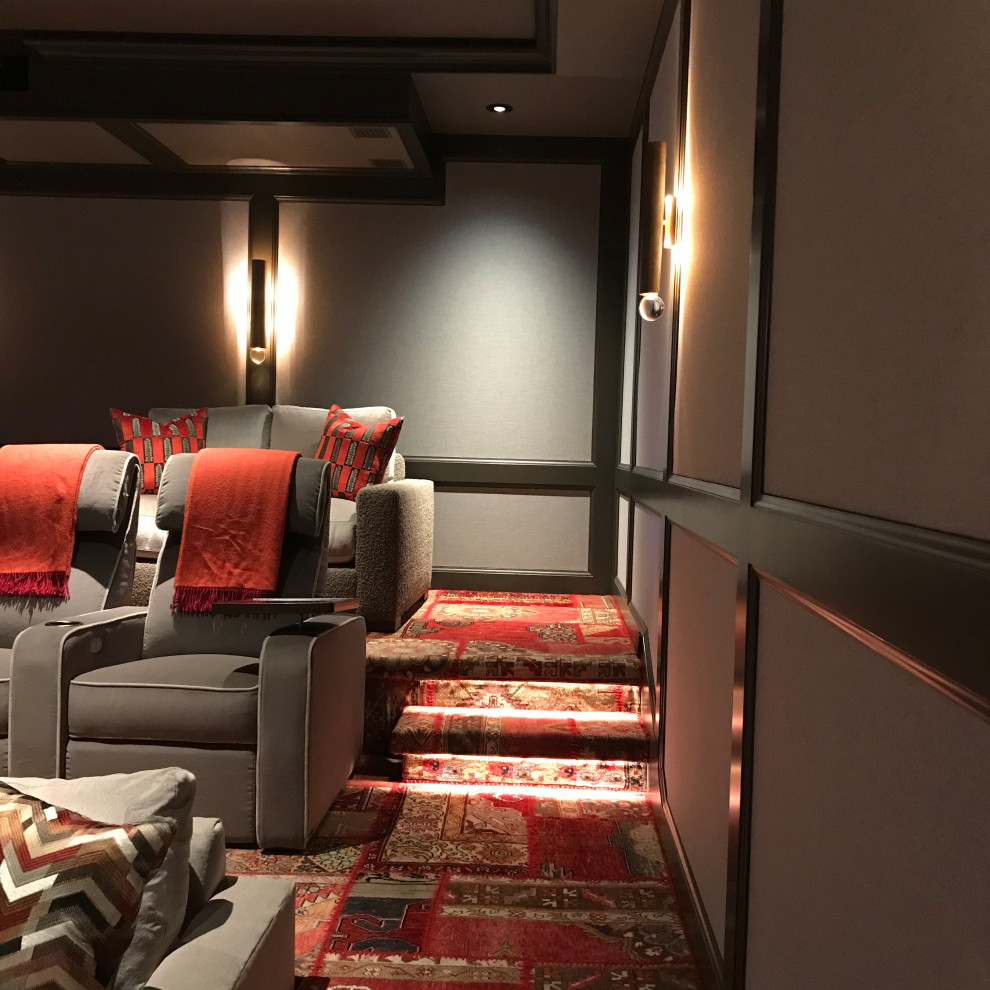 Imagen de cine en casa cerrado ecléctico de tamaño medio con moqueta, pantalla de proyección y suelo multicolor