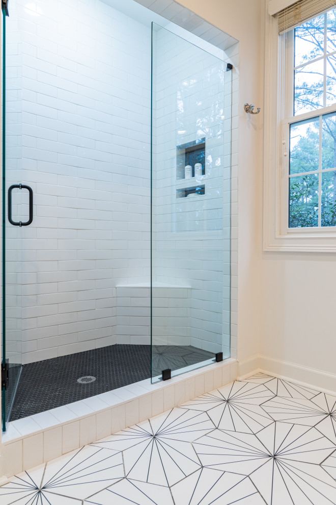 Foto på ett stort funkis en-suite badrum, med skåp i shakerstil, grå skåp, en dusch i en alkov, vit kakel, keramikplattor, vita väggar, klinkergolv i porslin och dusch med gångjärnsdörr