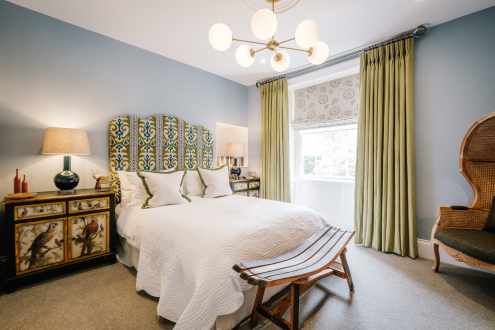 Stilmix Schlafzimmer mit blauer Wandfarbe, Teppichboden und grauem Boden in Sonstige