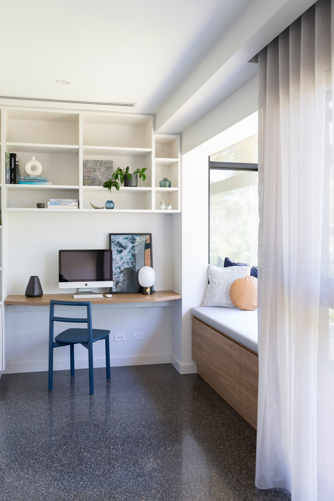 Modernes Arbeitszimmer ohne Kamin mit Arbeitsplatz, weißer Wandfarbe, Einbau-Schreibtisch und grauem Boden in Canberra - Queanbeyan