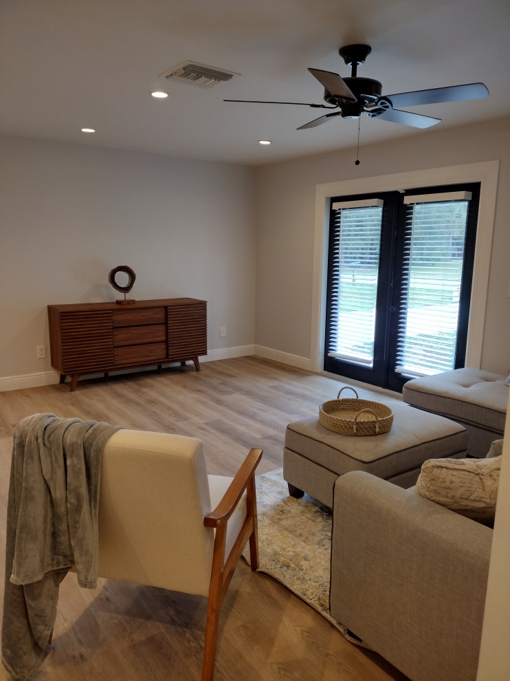 Transitional home design photo in Miami