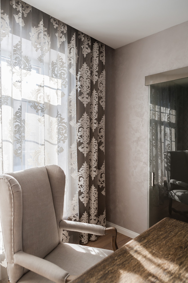 Загородный дом с розовой столовой