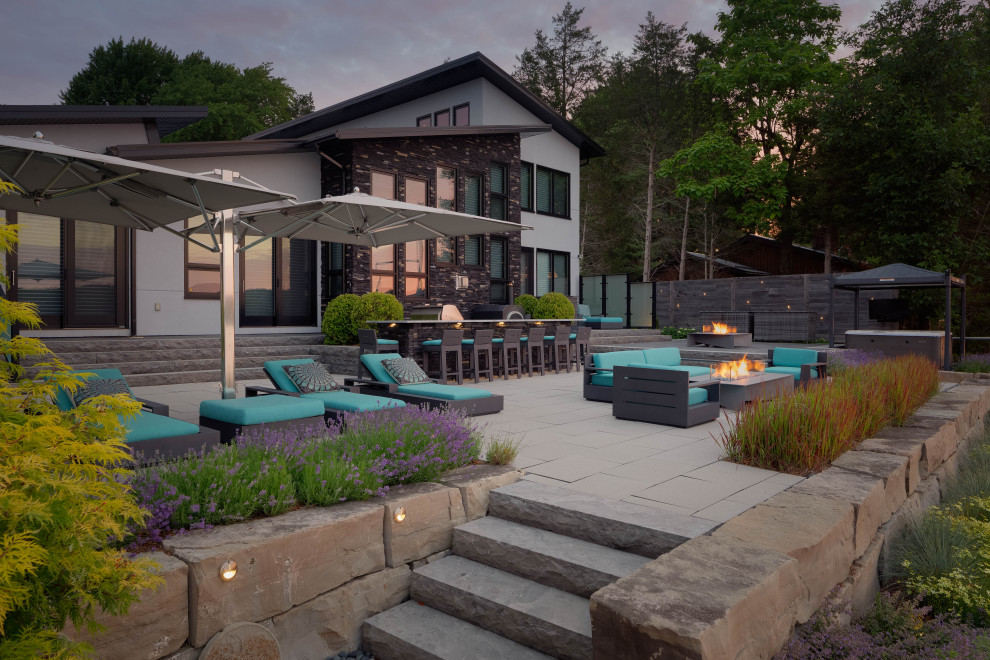 Cette image montre un jardin minimaliste de taille moyenne et l'été avec une exposition ensoleillée, des pavés en béton et une clôture en bois.
