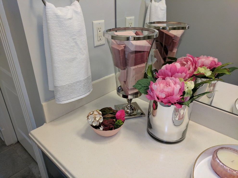Example of a transitional home design design in St Louis