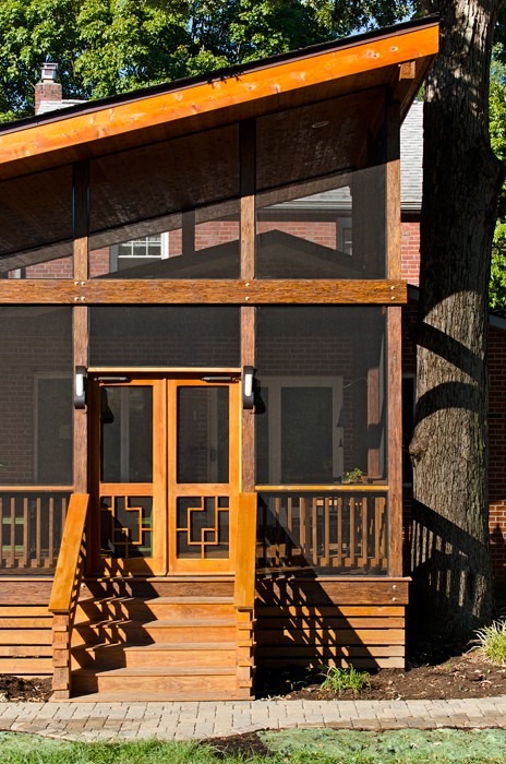 Inspiration for a mid-sized asian screened-in verandah in DC Metro with decking and a roof extension.
