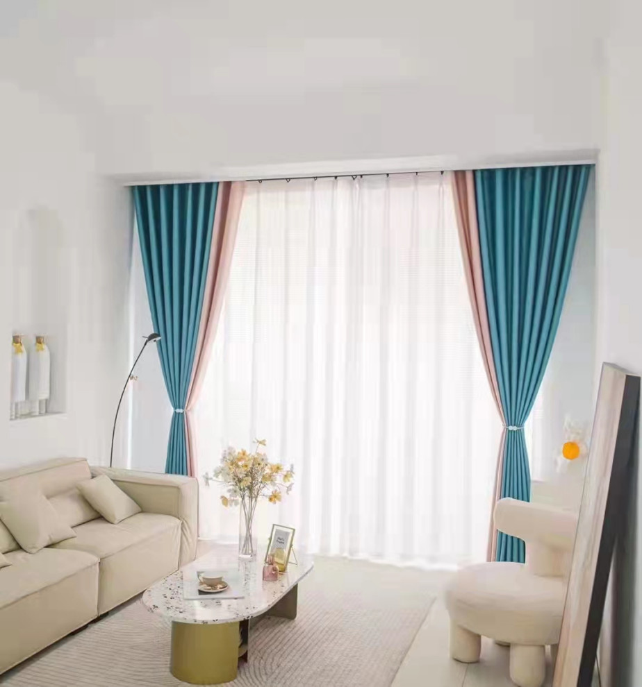 Идея дизайна: гостиная комната в стиле модернизм с синими шторами