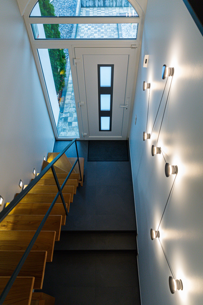 This is an example of a contemporary staircase in Nancy.