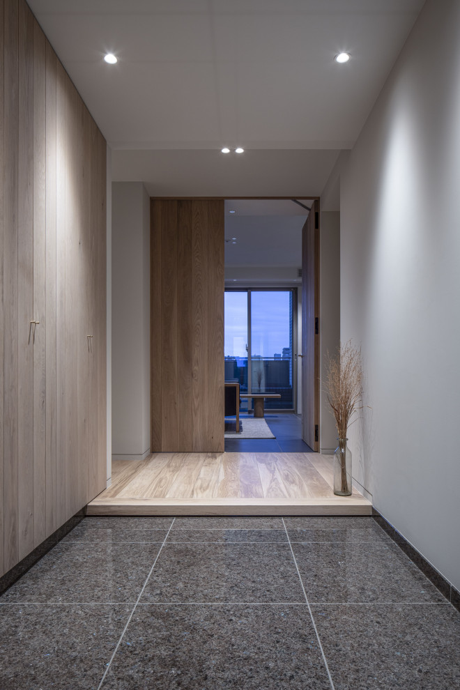 Mittelgroßer Moderner Eingang mit Korridor, Granitboden, Einzeltür, weißer Haustür, grauem Boden, Holzdielendecke und Holzdielenwänden in Nagoya
