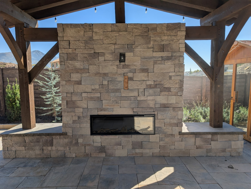 Outdoor kitchen and shed: Stucco and stone finish