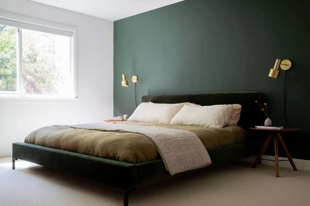Источник вдохновения для домашнего уюта: хозяйская спальня среднего размера в скандинавском стиле с зелеными стенами, ковровым покрытием и бежевым полом без камина