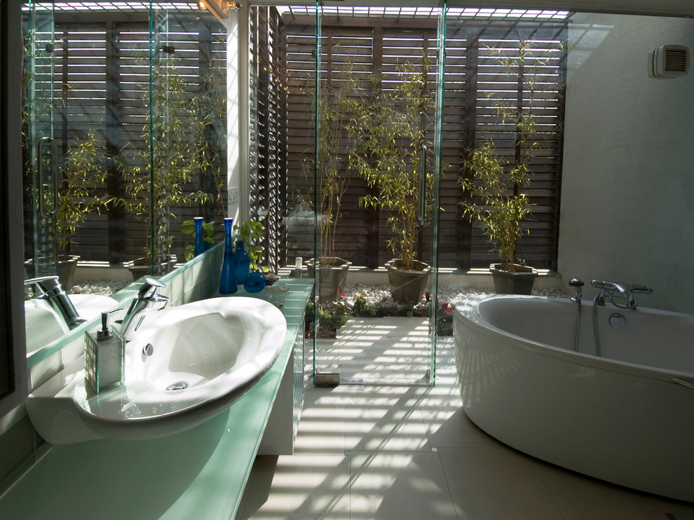 This is an example of a contemporary bathroom in Delhi.