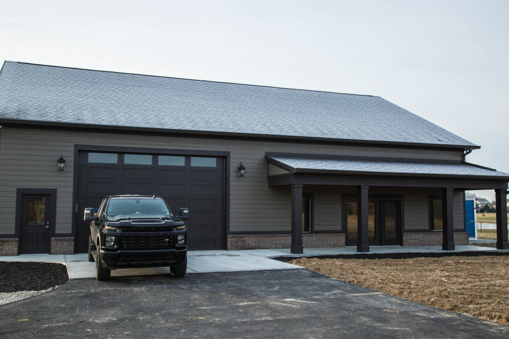 Cette image montre un grand garage pour deux voitures séparé traditionnel.
