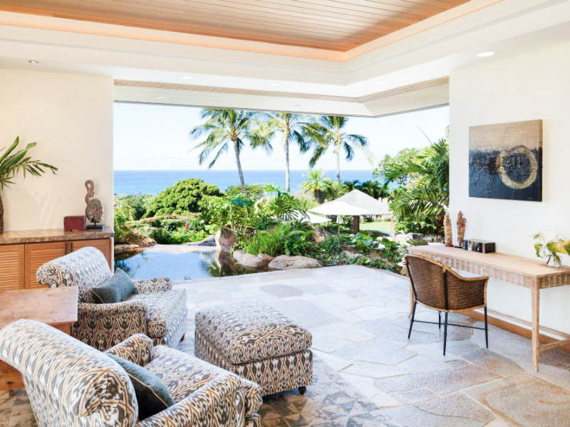 ハワイにある巨大なトロピカルスタイルのおしゃれな主寝室 (白い壁、暖炉なし、マルチカラーの床、折り上げ天井) のレイアウト