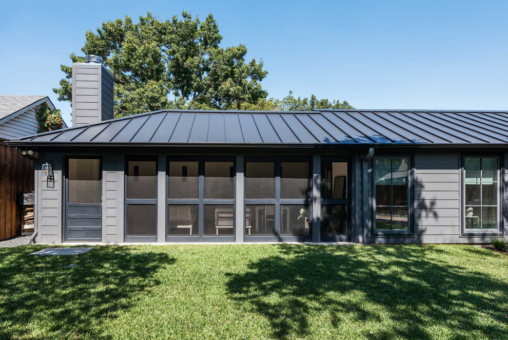 Immagine della villa grande grigia moderna a un piano con rivestimento in legno, copertura in metallo o lamiera, tetto grigio e pannelli sovrapposti