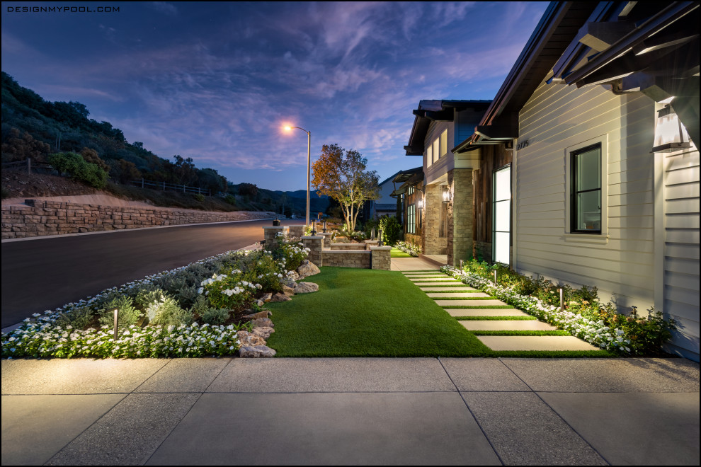 Mittelgroßer, Halbschattiger Moderner Vorgarten im Frühling mit Auffahrt, Rasenkanten und Betonboden in Los Angeles