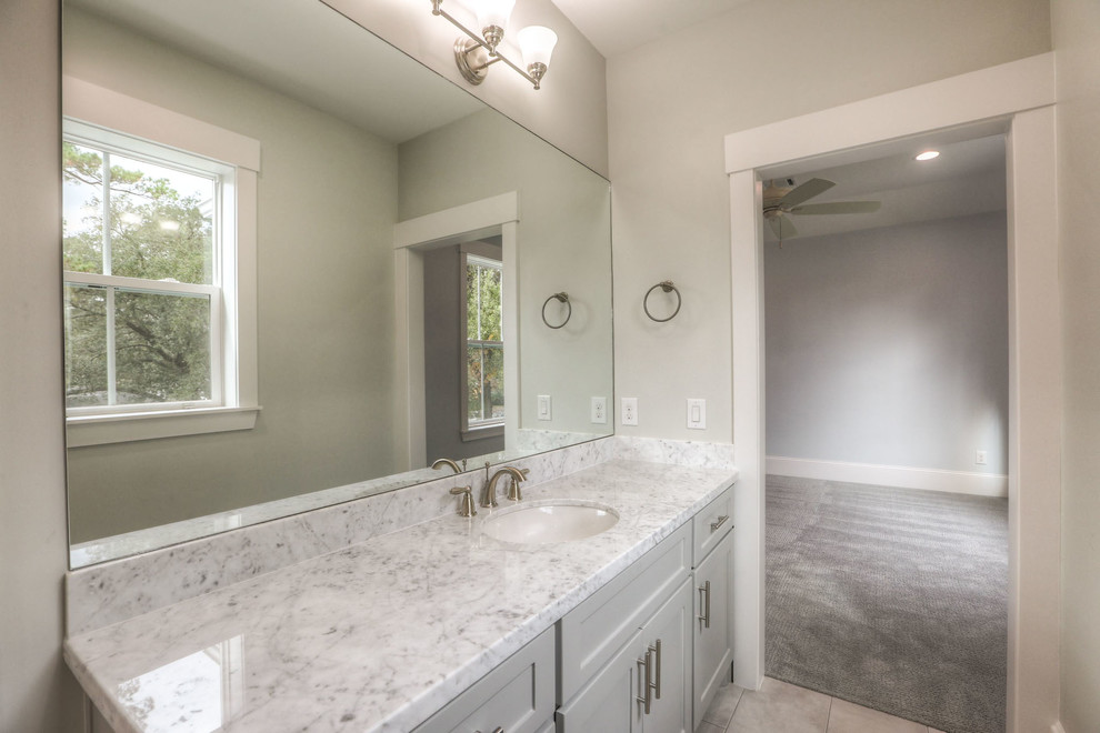 Example of a mid-sized transitional bathroom design in Houston with shaker cabinets, an undermount sink, gray cabinets and a one-piece toilet