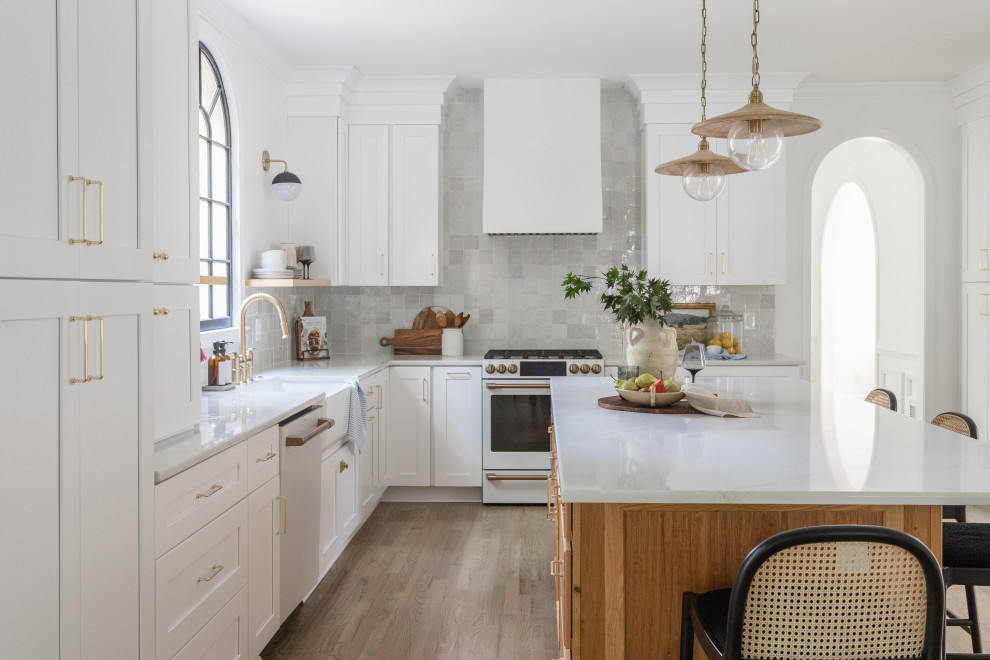 Foto på ett mellanstort vintage vit linjärt kök med öppen planlösning, med en rustik diskho, släta luckor, vita skåp, bänkskiva i kvarts, flerfärgad stänkskydd, stänkskydd i keramik, vita vitvaror, marmorgolv, en köksö och vitt golv