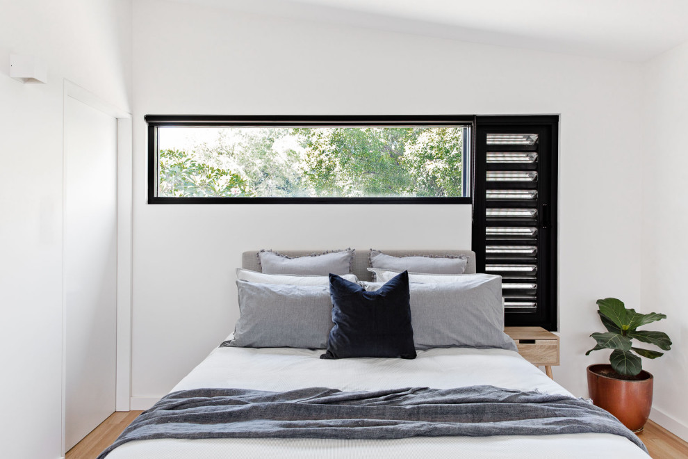 Inspiration for a small contemporary bedroom in Sydney.