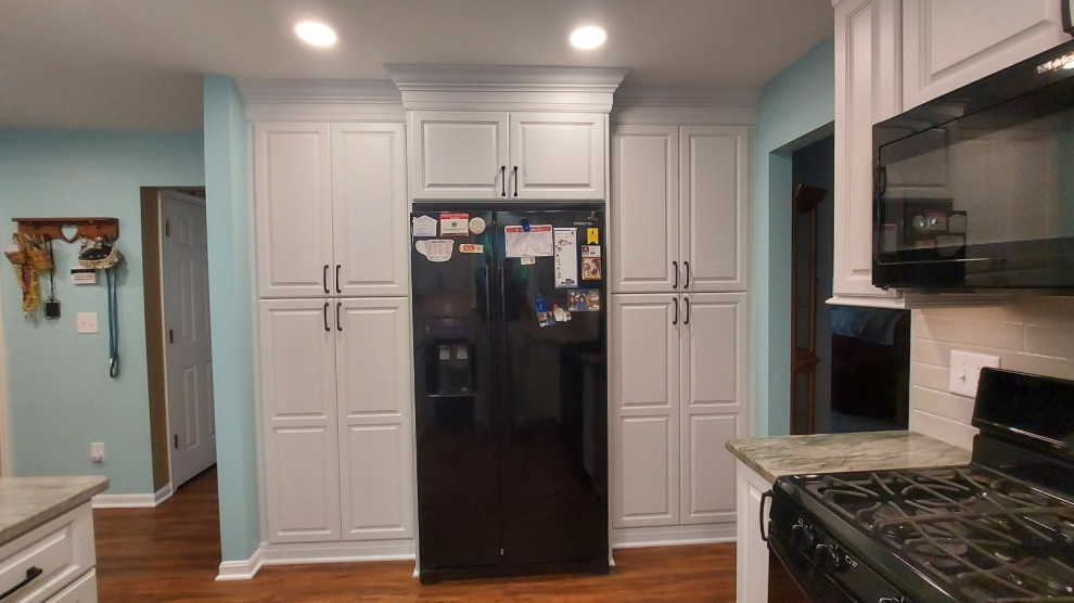 Gracefully Updated Traditional-Style Kitchen