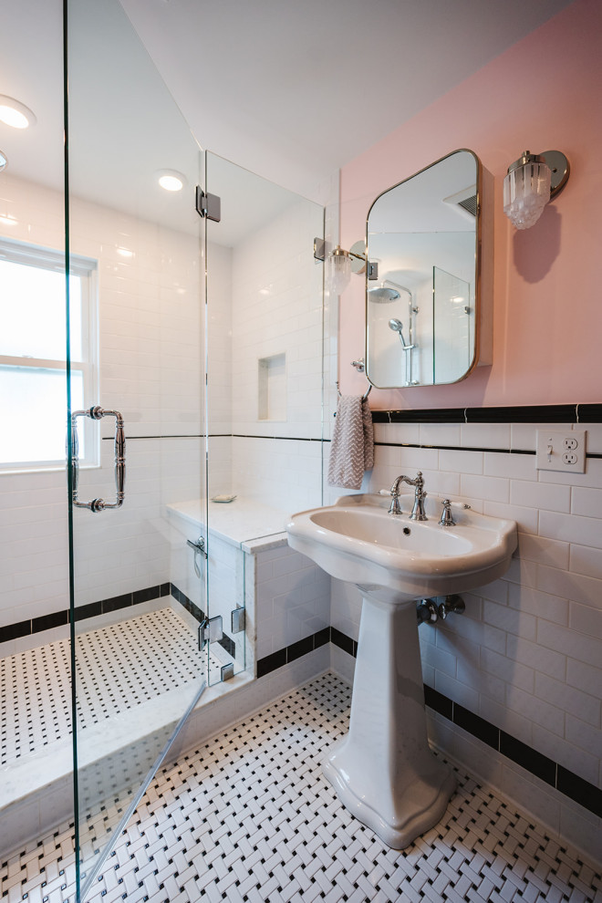 Idée de décoration pour une petite salle de bain principale victorienne avec une douche ouverte, un bidet, un carrelage noir et blanc, un carrelage métro, un mur rose, un sol en carrelage de porcelaine, un lavabo de ferme, une cabine de douche à porte battante et un banc de douche.