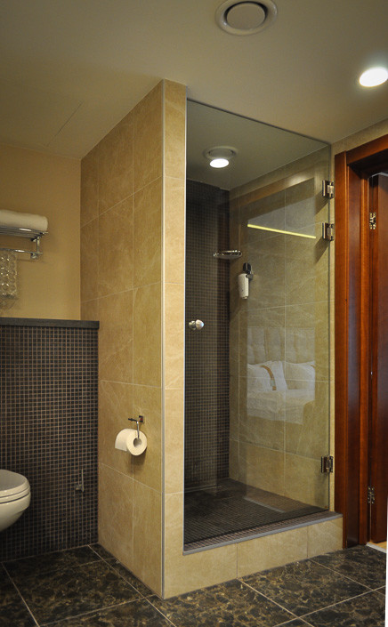 На фото: главная ванная комната среднего размера в современном стиле с бежевыми фасадами, душем в нише, инсталляцией, белой плиткой, керамической плиткой, бежевыми стенами и полом из мозаичной плитки